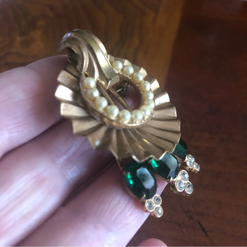 Antique art deco emerald stone pearl accent brooch pin